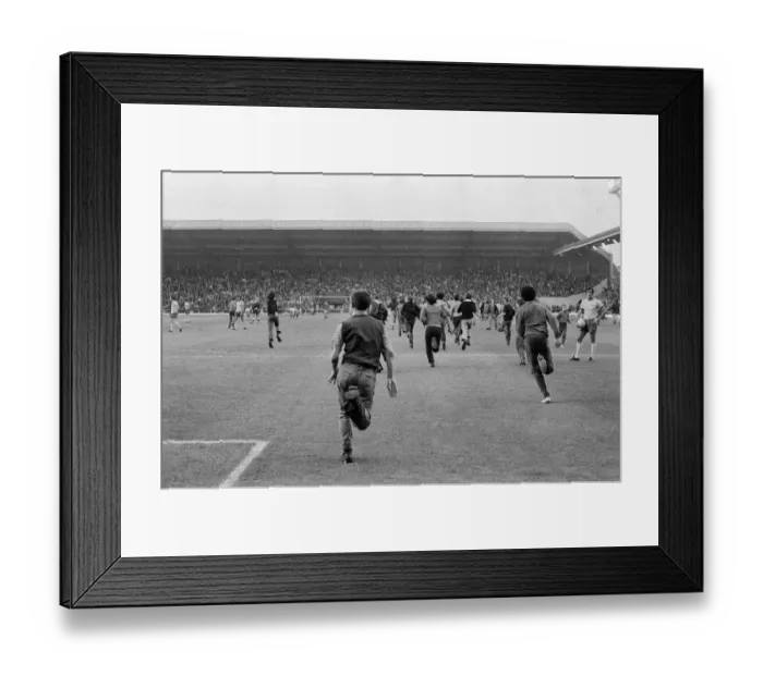 Framed Print : Manchester United v Arsenal, League Division One, final score 3 - 1 to Manchester United