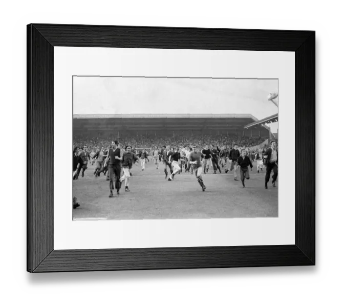Framed Print : Manchester United v Arsenal, League Division One, final score 3 - 1 to Manchester United