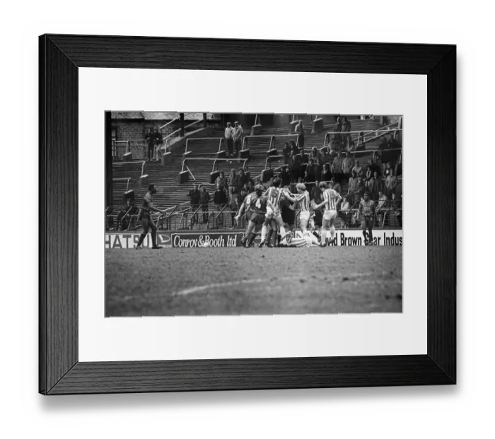 Framed Print : Huddersfield Town v Fulham, final score 2-2. League Division Two Framed Print : Huddersfield Town v Fulham, final score 2-2. League Division Two