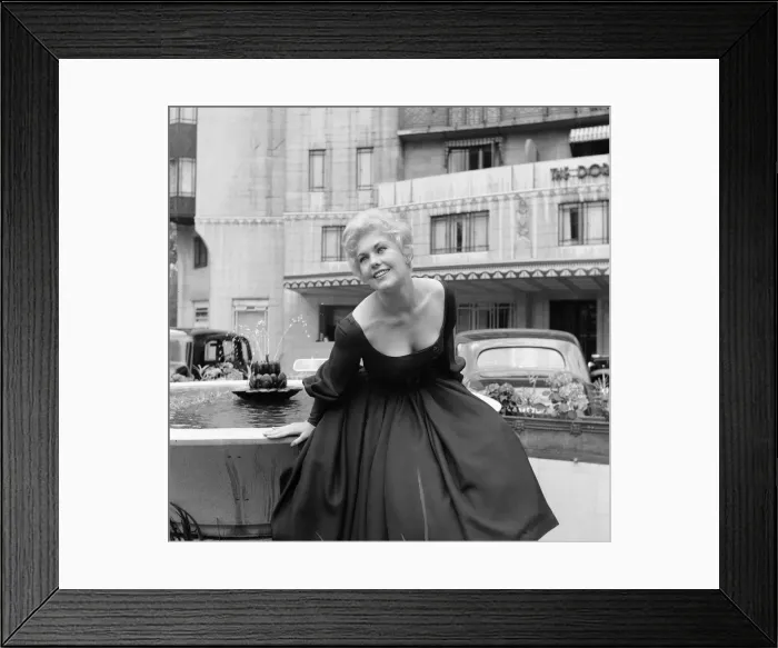 Framed Print : Actress Kim Novak at The Dorchester Hotel. 25th May 1956 Framed Print : Actress Kim Novak at The Dorchester Hotel. 25th May 1956