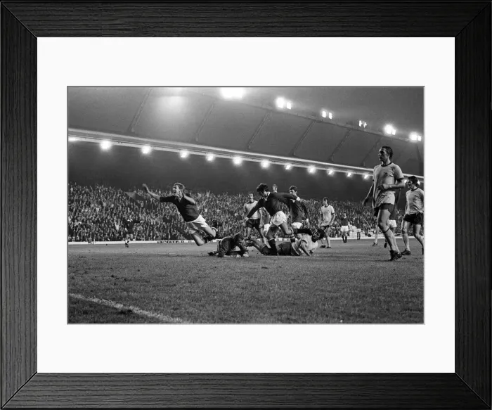 Framed Print : Manchester United v Arsenal, League Division One, final score 3 - 1 to Manchester United Framed Print : Manchester United v Arsenal, League Division One, final score 3 - 1 to Manchester United