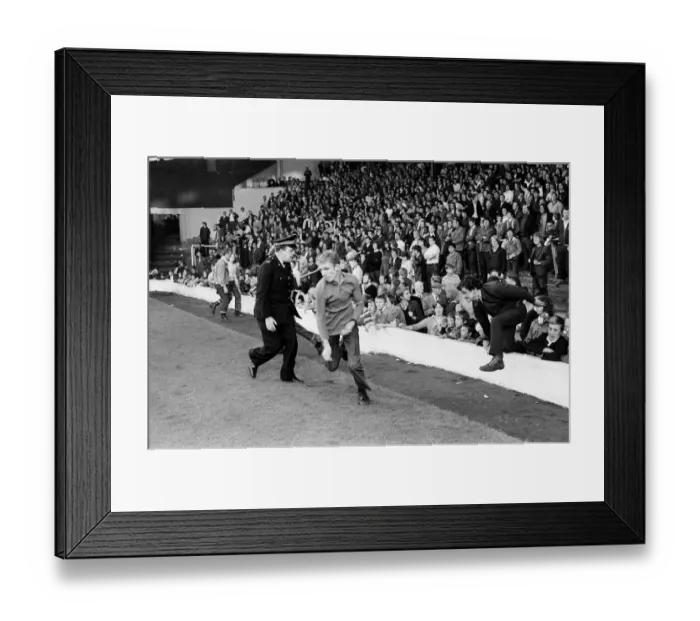 Framed Print : Manchester United v Arsenal, League Division One, final score 3 - 1 to Manchester United