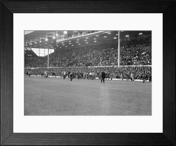 Framed Print : Manchester United v Arsenal, League Division One, final score 3 - 1 to Manchester United Framed Print : Manchester United v Arsenal, League Division One, final score 3 - 1 to Manchester United