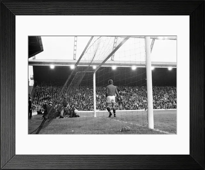 Framed Print : Manchester United v Arsenal, League Division One, final score 3 - 1 to Manchester United