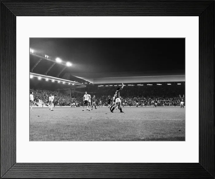 Framed Print : Manchester United v Arsenal, League Division One, final score 3 - 1 to Manchester United