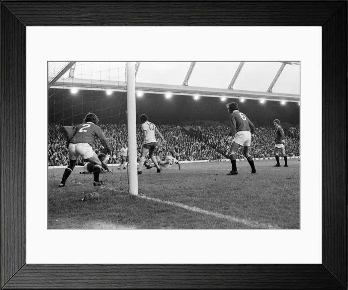 Framed Print : Manchester United v Arsenal, League Division One, final score 3 - 1 to Manchester United Framed Print : Manchester United v Arsenal, League Division One, final score 3 - 1 to Manchester United