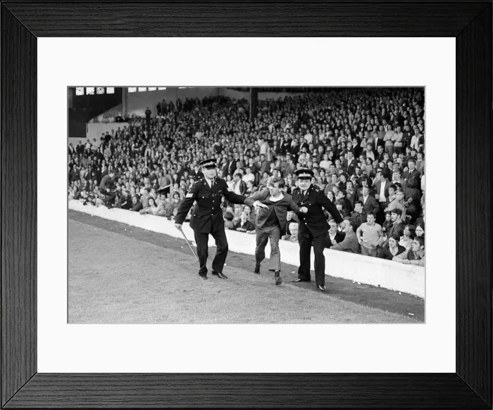 Framed Print : Manchester United v Arsenal, League Division One, final score 3 - 1 to Manchester United Framed Print : Manchester United v Arsenal, League Division One, final score 3 - 1 to Manchester United