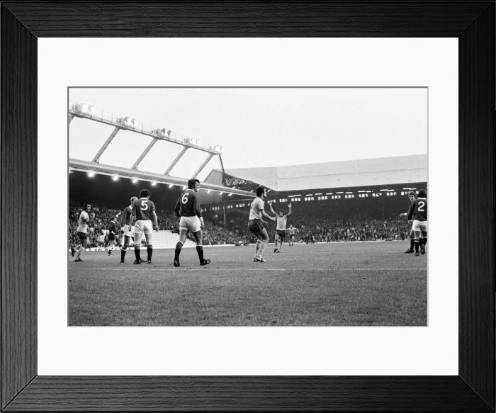 Framed Print : Manchester United v Arsenal, League Division One, final score 3 - 1 to Manchester United