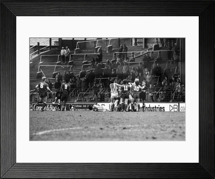 Framed Print : Huddersfield Town v Fulham, final score 2-2. League Division Two Framed Print : Huddersfield Town v Fulham, final score 2-2. League Division Two