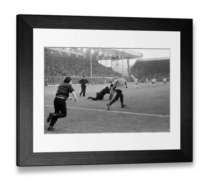 Framed Print : Manchester United v Arsenal, League Division One, final score 3 - 1 to Manchester United