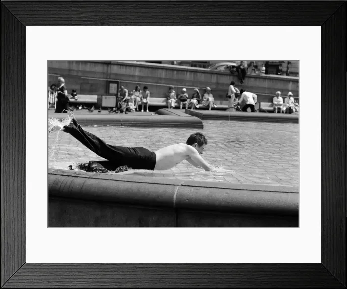 Framed Print : Heatwave in Trafalgar Square, London. As the temperatures soared into the 80s again today Framed Print : Heatwave in Trafalgar Square, London. As the temperatures soared into the 80s again today