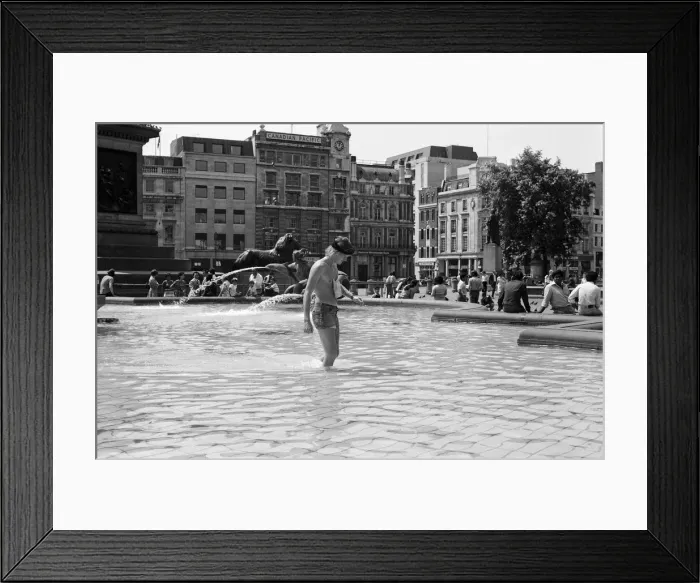 Framed Print : Heatwave in Trafalgar Square, London. As the temperatures soared into the 80s again today Framed Print : Heatwave in Trafalgar Square, London. As the temperatures soared into the 80s again today