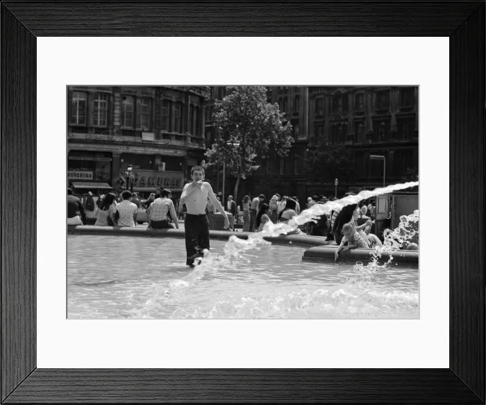 Framed Print : Heatwave in Trafalgar Square. As the temperatures soared into the 80s again today Framed Print : Heatwave in Trafalgar Square. As the temperatures soared into the 80s again today