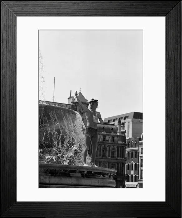 Framed Print : Heatwave in Trafalgar Square, London. As the temperatures soared into the 80s again today Framed Print : Heatwave in Trafalgar Square, London. As the temperatures soared into the 80s again today