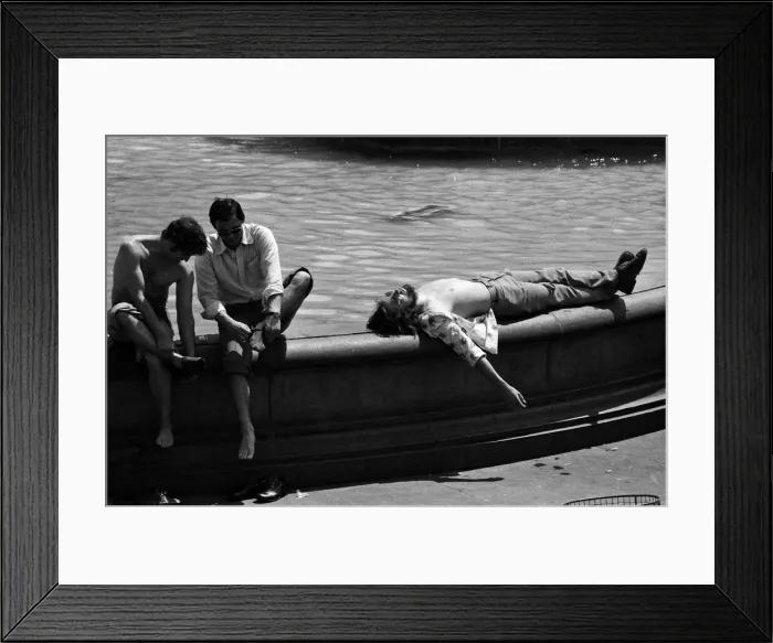 Framed Print : The temperatures rose again today in London and pavements became hotter and hotter Framed Print : The temperatures rose again today in London and pavements became hotter and hotter