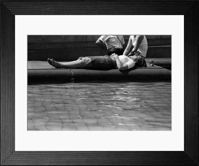 Framed Print : The temperatures rose again today in London and pavements became hotter and hotter Framed Print : The temperatures rose again today in London and pavements became hotter and hotter