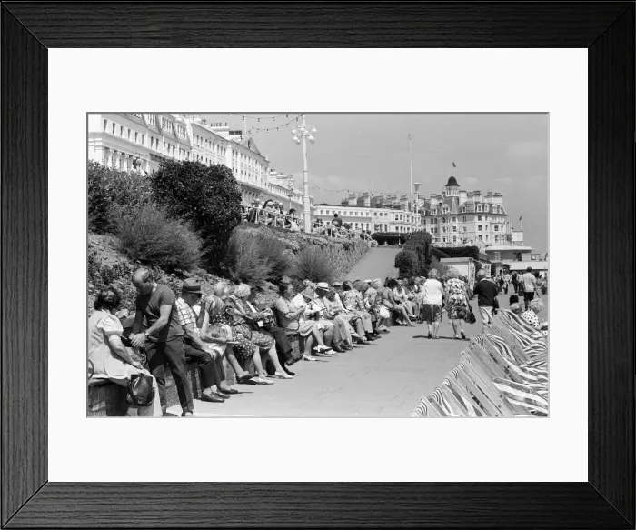 Framed Print : Holidaymakers enjoying themselves at Eastbourne, East Sussex, during the summer of 1976 Framed Print : Holidaymakers enjoying themselves at Eastbourne, East Sussex, during the summer of 1976