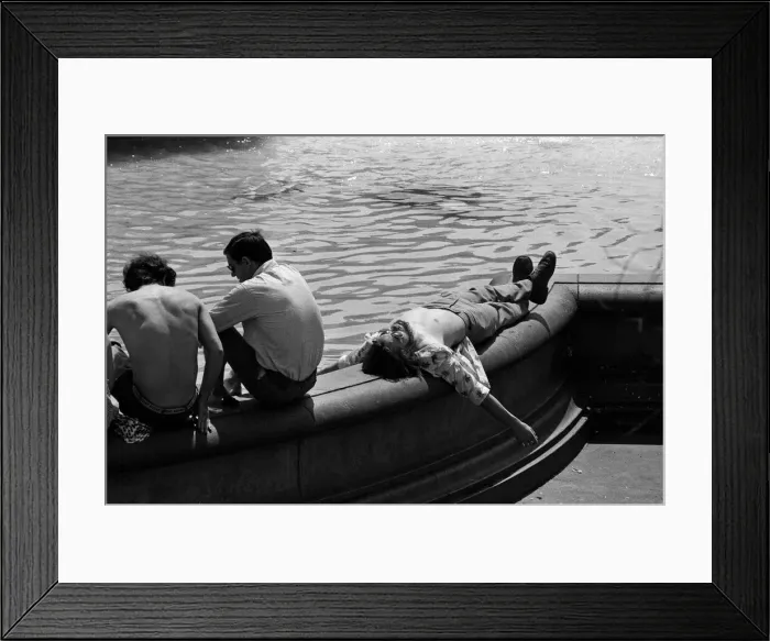 Framed Print : The temperatures rose again today in London and pavements became hotter and hotter Framed Print : The temperatures rose again today in London and pavements became hotter and hotter