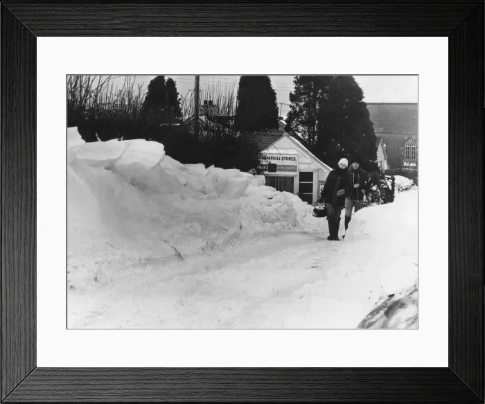 Framed Print : Shoppers head home after buying essential supplies and groceries are pictured leaving Framed Print : Shoppers head home after buying essential supplies and groceries are pictured leaving