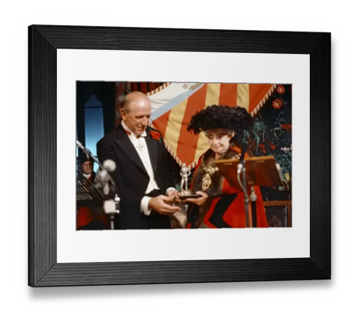 Framed Print : Sir Matt Busby granted freedom of Manchester from Lord Mayor Alderman Framed Print : Sir Matt Busby granted freedom of Manchester from Lord Mayor Alderman