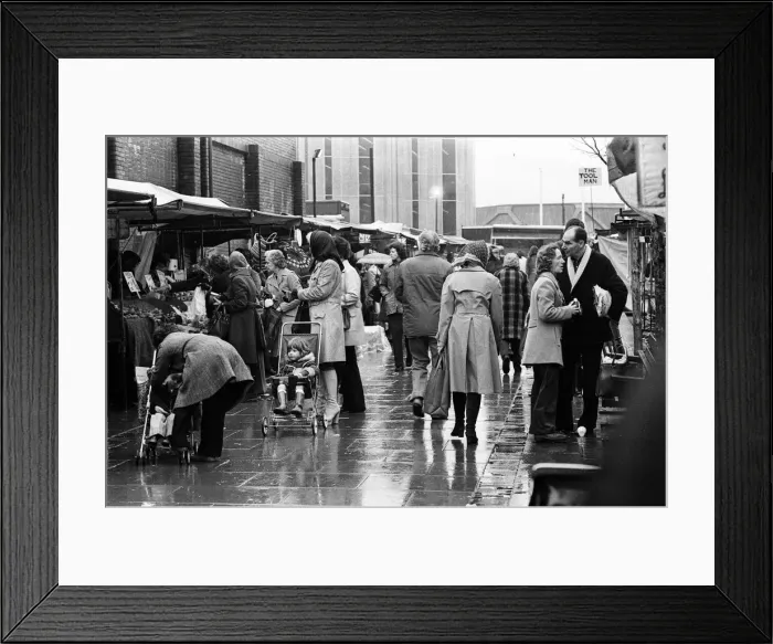 Framed Print : Reading market, Berkshire. February 1977 Framed Print : Reading market, Berkshire. February 1977