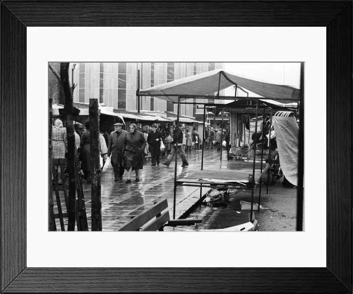 Framed Print : Reading market, Berkshire. February 1977 Framed Print : Reading market, Berkshire. February 1977