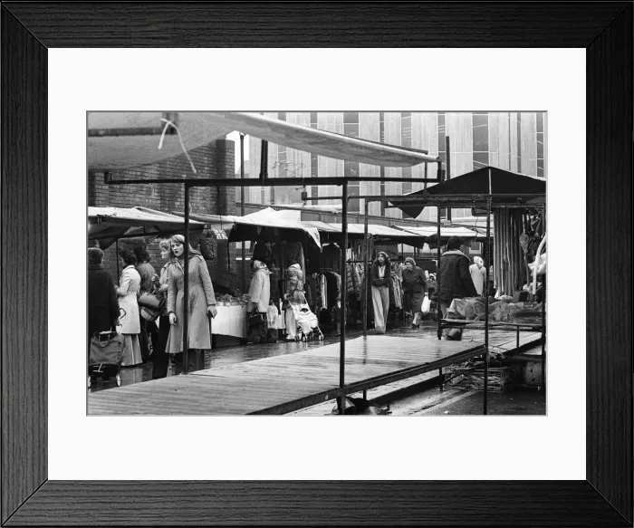 Framed Print : Reading market, Berkshire. February 1977 Framed Print : Reading market, Berkshire. February 1977