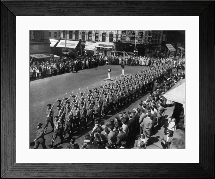 Framed Print : Men of the Manchester Regiment with bayonets fixed march into Cross Street on their way