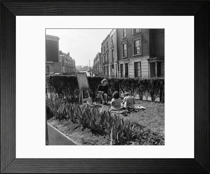Framed Print : Clarendon Crescent Paddington, London. 25th April 1955 Framed Print : Clarendon Crescent Paddington, London. 25th April 1955