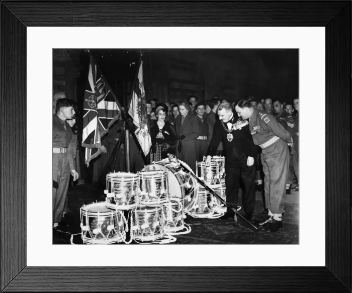 Framed Print : Manchesters Lord Mayor Colonels P Dawson and the commanding officer of