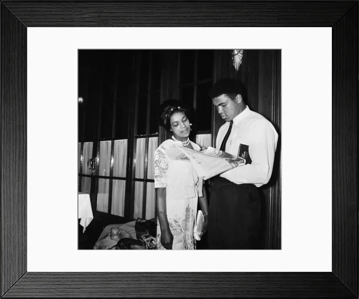 Framed Print : Muhammad Ali (Cassius Clay) with a female fan. Ali is in London for of his rematch Framed Print : Muhammad Ali (Cassius Clay) with a female fan. Ali is in London for of his rematch