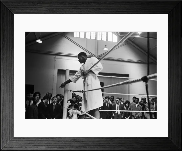 Framed Print : Cassius Clay (Muhammad Ali) training in White City ahead of his fight with British Framed Print : Cassius Clay (Muhammad Ali) training in White City ahead of his fight with British