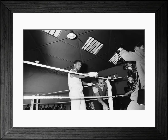 Framed Print : Cassius Clay (Muhammad Ali) training in White City ahead of his fight with British Framed Print : Cassius Clay (Muhammad Ali) training in White City ahead of his fight with British