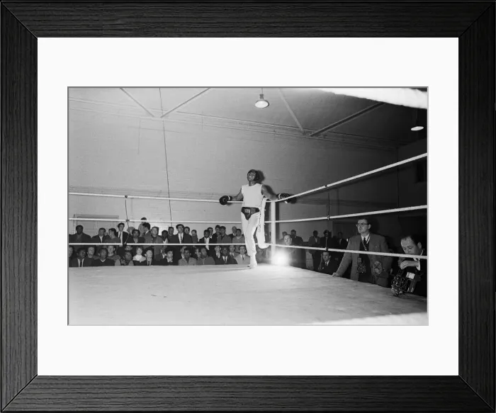Framed Print : Cassius Clay (Muhammad Ali) training in White City ahead of his fight with British Framed Print : Cassius Clay (Muhammad Ali) training in White City ahead of his fight with British
