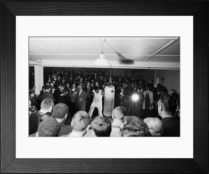Framed Print : Cassius Clay (Muhammad Ali) training in White City ahead of his fight with British Framed Print : Cassius Clay (Muhammad Ali) training in White City ahead of his fight with British