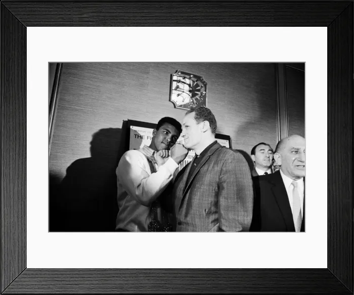 Framed Print : Muhammad Ali (Cassius Clay) and Henry Cooper at a press conference ahead of their Framed Print : Muhammad Ali (Cassius Clay) and Henry Cooper at a press conference ahead of their