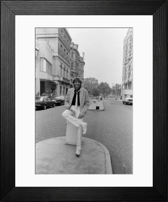 Framed Print : Barry Manilow, pictured after leaving the Inn on the Park. 24th August 1983