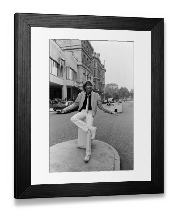 Framed Print : Barry Manilow, pictured after leaving the Inn on the Park. 24th August 1983 Framed Print : Barry Manilow, pictured after leaving the Inn on the Park. 24th August 1983