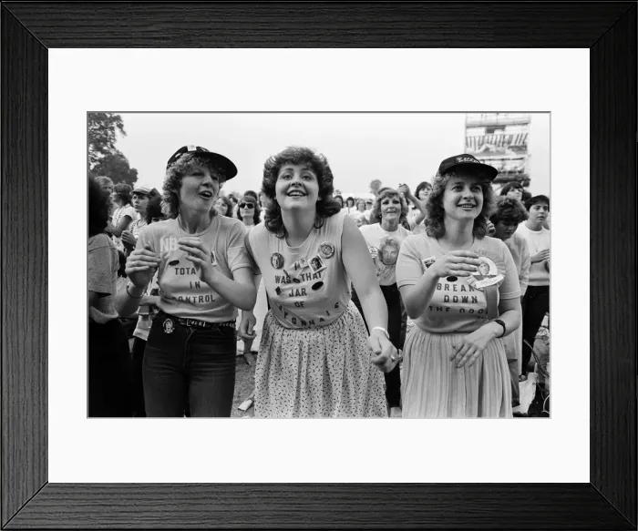 Framed Print : Barry Manilow fans watching him in concert at Blenhiem Palace. 28th August 1983 Framed Print : Barry Manilow fans watching him in concert at Blenhiem Palace. 28th August 1983