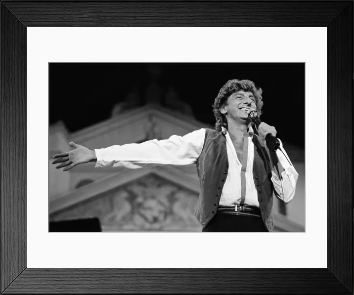 Framed Print : Barry Manilow in concert at Blenhiem Palace. 28th August 1983 Framed Print : Barry Manilow in concert at Blenhiem Palace. 28th August 1983