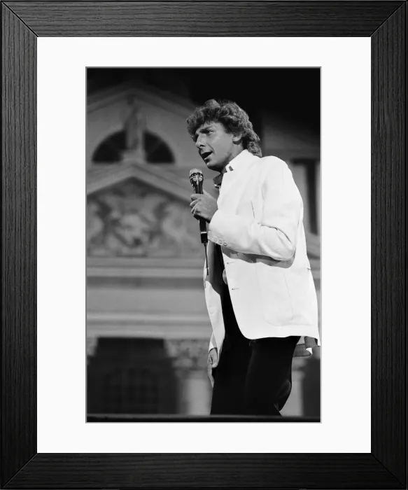 Framed Print : Barry Manilow in concert at Blenhiem Palace. 28th August 1983 Framed Print : Barry Manilow in concert at Blenhiem Palace. 28th August 1983