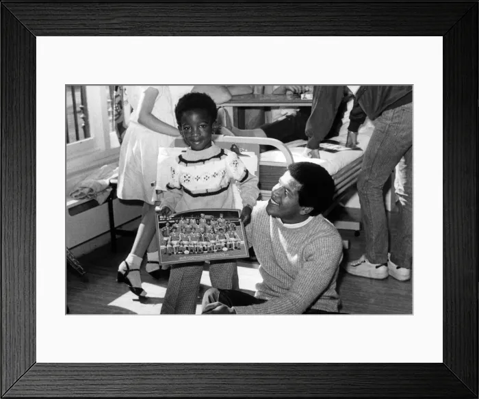 Framed Print : Andrew Hyman, aged 4, meets footballer Howard Gayle during a visit to the Children