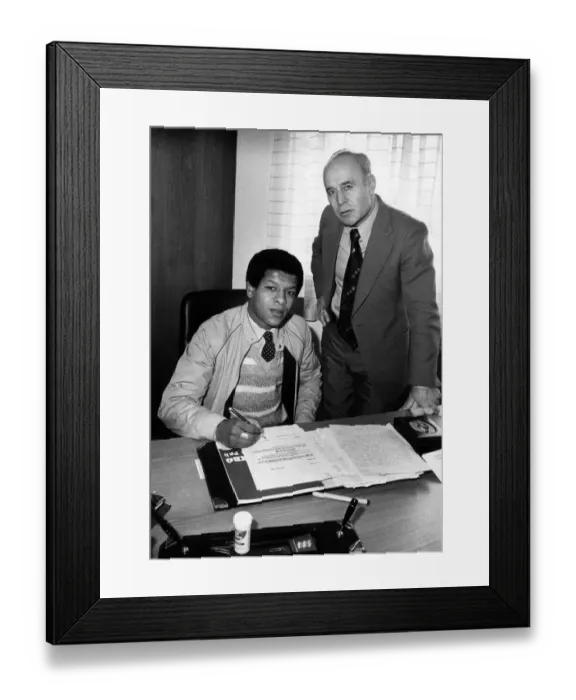 Framed Print : New Birmingham City footballer signing Howard Gayle pictured with Birmingham City Manager