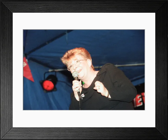 Framed Print : Liverpool Echo, Stand Up Comic of the Year Competition, sponsored by Newcastle Brown Ale