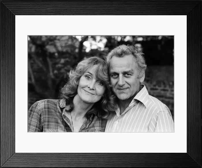 Framed Print : Actor John Thaw with his actress wife Sheila Hancock, pictured at their Chiswick home Framed Print : Actor John Thaw with his actress wife Sheila Hancock, pictured at their Chiswick home