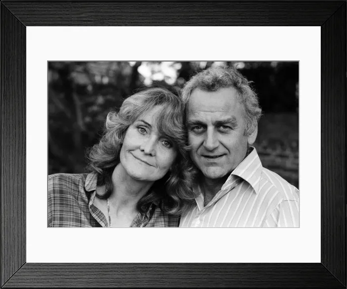 Framed Print : Actor John Thaw with his actress wife Sheila Hancock, pictured at their Chiswick home Framed Print : Actor John Thaw with his actress wife Sheila Hancock, pictured at their Chiswick home