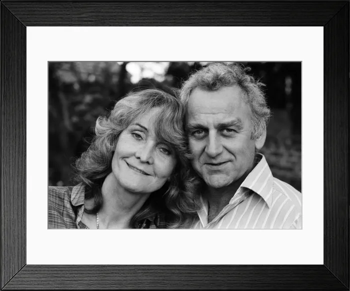 Framed Print : Actor John Thaw with his actress wife Sheila Hancock, pictured at their Chiswick home Framed Print : Actor John Thaw with his actress wife Sheila Hancock, pictured at their Chiswick home