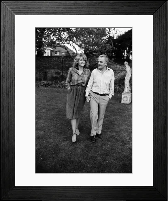 Framed Print : Actor John Thaw with his actress wife Sheila Hancock, pictured at their Chiswick home Framed Print : Actor John Thaw with his actress wife Sheila Hancock, pictured at their Chiswick home