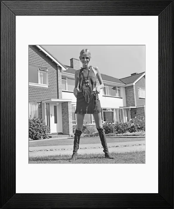 Framed Print : Twiggy, (real name Lesley Hornby) English model, seen in a Hippie gear outfit Framed Print : Twiggy, (real name Lesley Hornby) English model, seen in a Hippie gear outfit