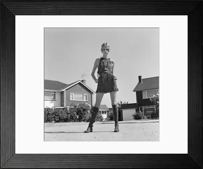 Framed Print : Twiggy, (real name Lesley Hornby) English model, seen in a Hippie gear outfit Framed Print : Twiggy, (real name Lesley Hornby) English model, seen in a Hippie gear outfit